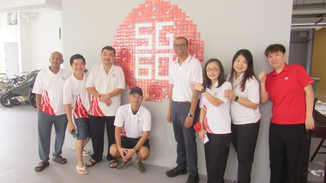 榜鹅居民完成巨大SG60标志 创《新加坡纪录大全》