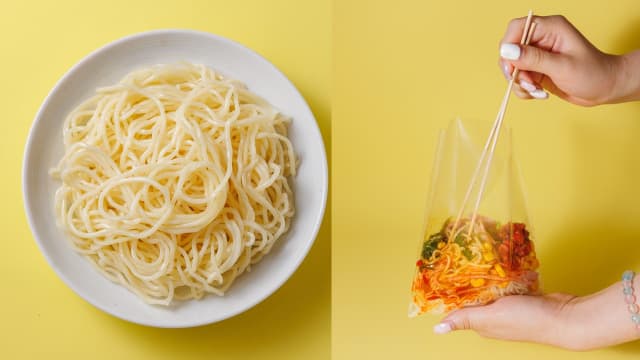 坚信号上海生煎皇的港式捞捞冷面，每种配料$1任搭配！  