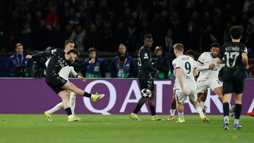 Kvaratskhelia late show as PSG crush Chelsea 5-2