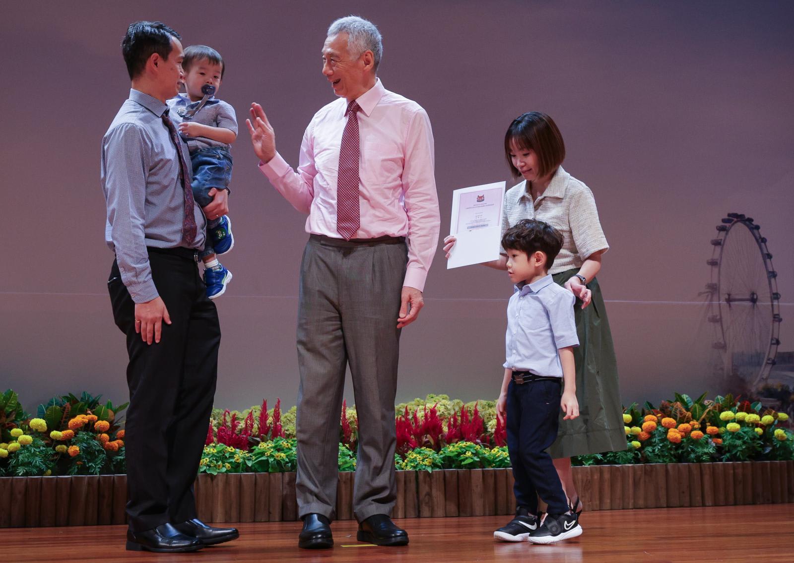 02_mddi_sm_lee_at_teck_ghee_citizenship_ceremony_9mar.jpg