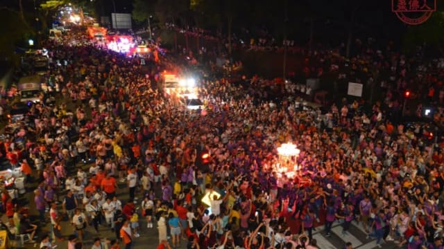 【直播】马国柔佛古庙众神夜游热闹登场 新山万人空巷