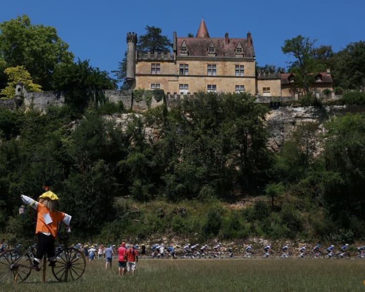 Heatwave forces Tour de France organisers to shorten stage nine