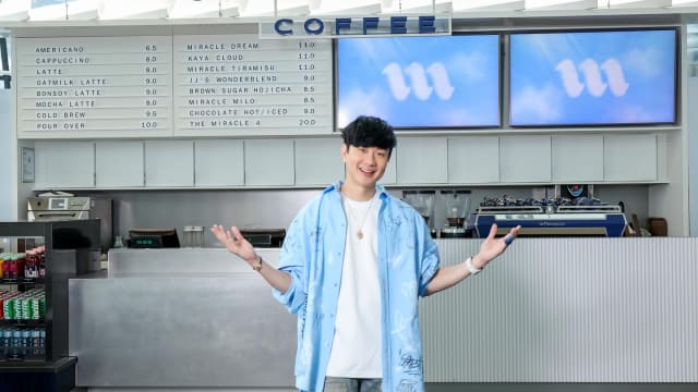 老板变“财神”！林俊杰现身Miracle Coffee派红包