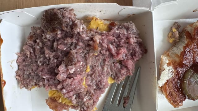 顾客发现汉堡肉饼未熟 麦当劳深表歉意