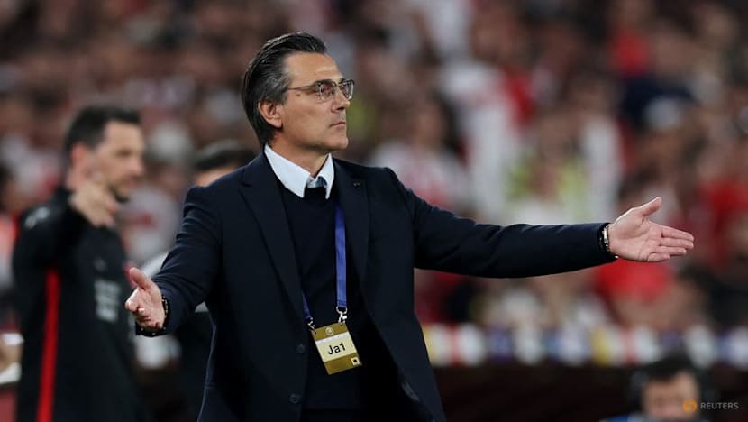 Montella sticks with experience in Turkey World Cup squad
