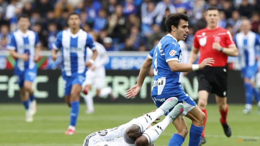 Ten-man Real overcome lowly Alaves 1-0 after Mbappe sees red