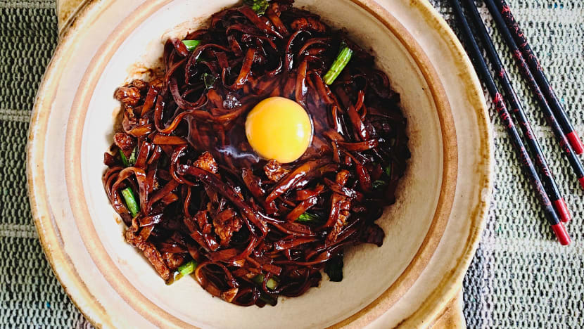 Cook Claypot KL-Style Hokkien Mee With Egg In Less Than 30 Minutes Cook Claypot KL-Style Hokkien Mee With Egg In Less Than 30 Minutes