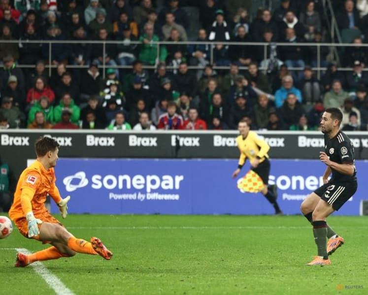 Bayern cruise past Gladbach to extend perfect start