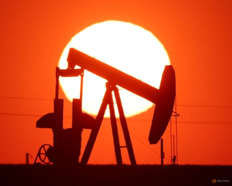 Oil prices end volatile session mixed but up sharply for the week on supply worries
