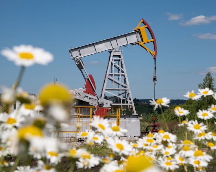 Oil prices settle up in low volume on US holiday; Russia-Ukraine talks in focus