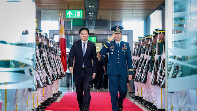 抵菲律宾准备出席亚细安峰会  黄总理场边会晤安华与洪马内