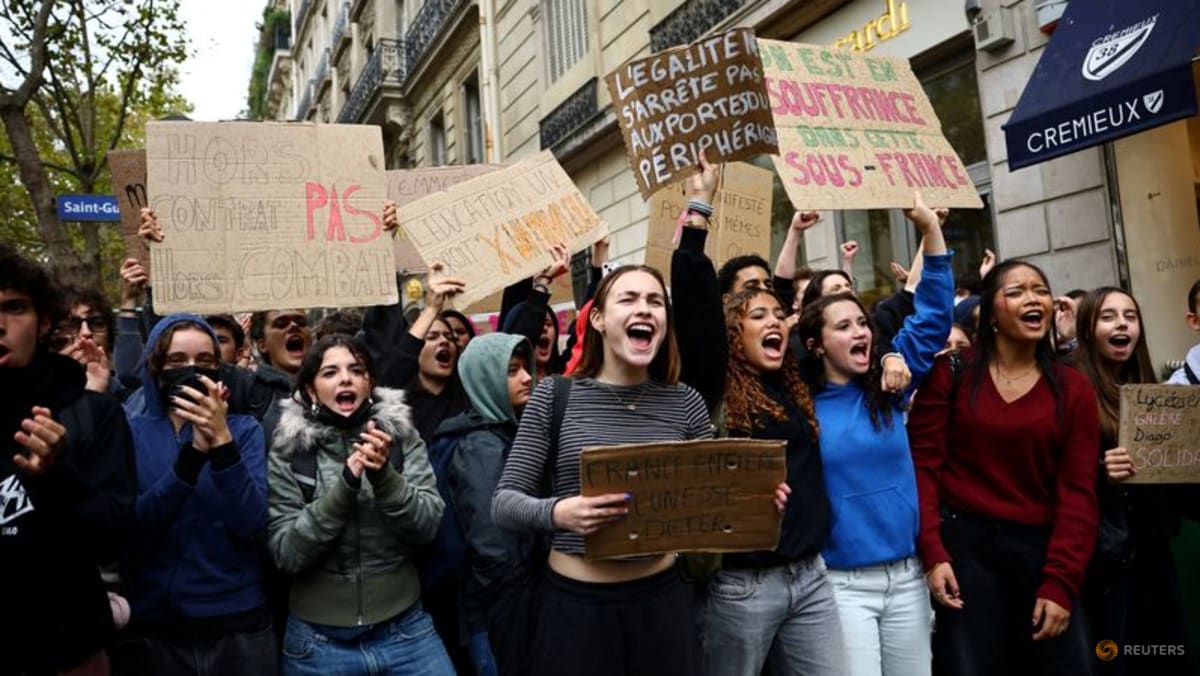 French PM denies police ordered to confront student protesters