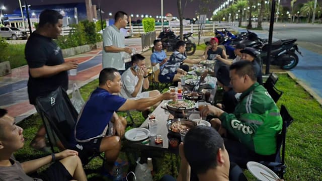 泰警员扮居民路边烤肉 埋伏取缔非法飙车