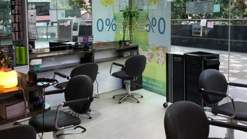 Salun kecantikan ini tawarkan promosi khidmat gunting rambut S$3 khas buat pekerja barisan hadapan