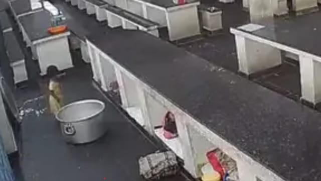 印度一岁半女童跌入沸奶锅 全身烫伤不幸离世