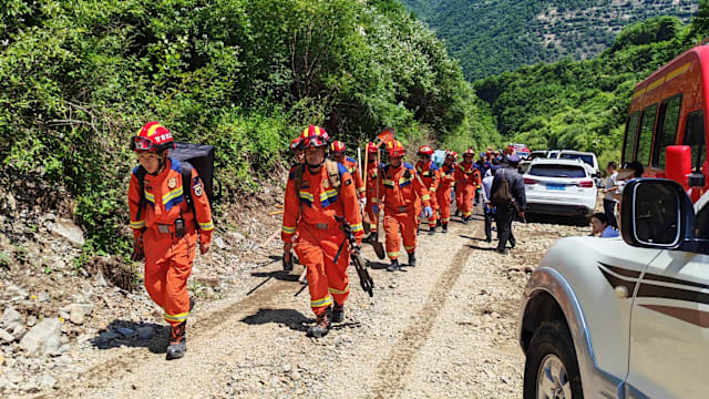 中国甘肃山体滑坡酿五死 另有12人受困
