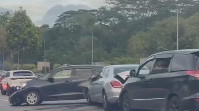 实里达快速公路连环车祸三人伤 自卸卡车司机助查