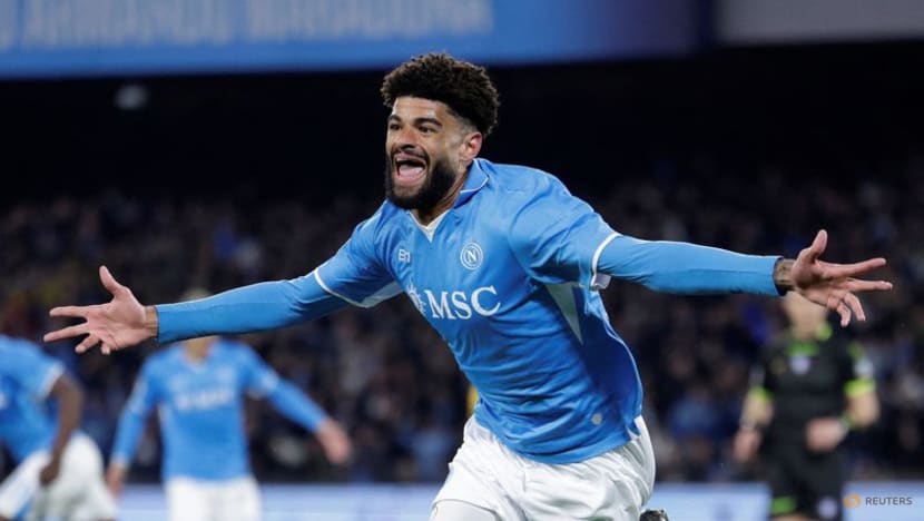 Napoli snatch late draw against Inter to keep title race bubbling