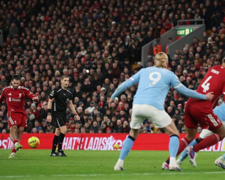 Man City snatch chaotic 2-1 win at Liverpool to stay on Arsenal's heels