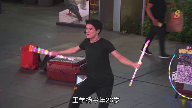 口试练习：大学毕业生当街头艺人