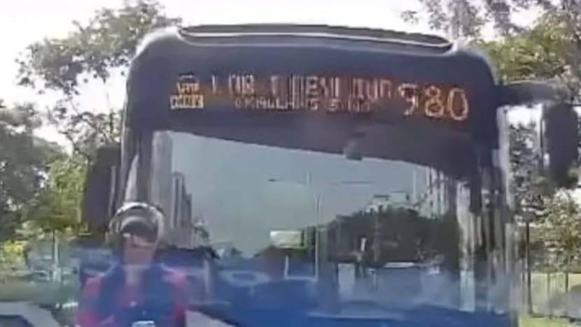 3 cedera selepas bas Tower Transit rempuh pekerja penghantaran makanan McDonald's; pemandu bas digantung tugas 3 cedera selepas bas Tower Transit rempuh pekerja penghantaran makanan McDonald's; pemandu bas digantung tugas