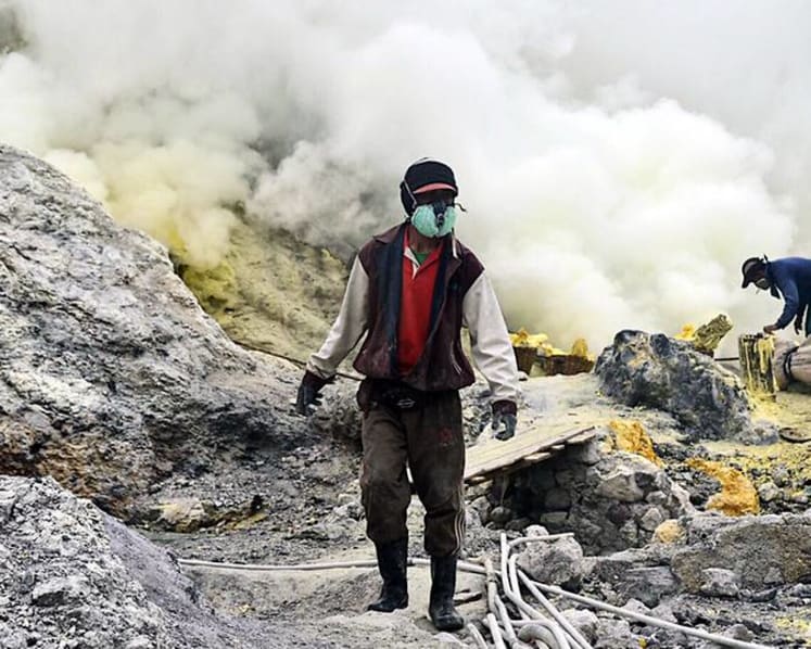 Asia’s Toughest Jobs: The fire and brimstone miners of Ijen Crater