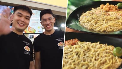 27-Year-Old Hawkers Sell Budget-Friendly $3.50 ‘Kosong’ Hokkien Mee With ‘Powerful Wok Hei’
