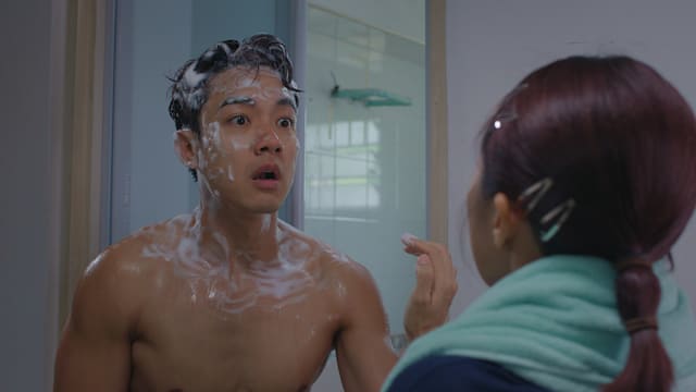 崇喆半裸入镜演“浮夸”校草，不靠谱“老公”黄炯耀被鐘琴用脚扇巴掌！