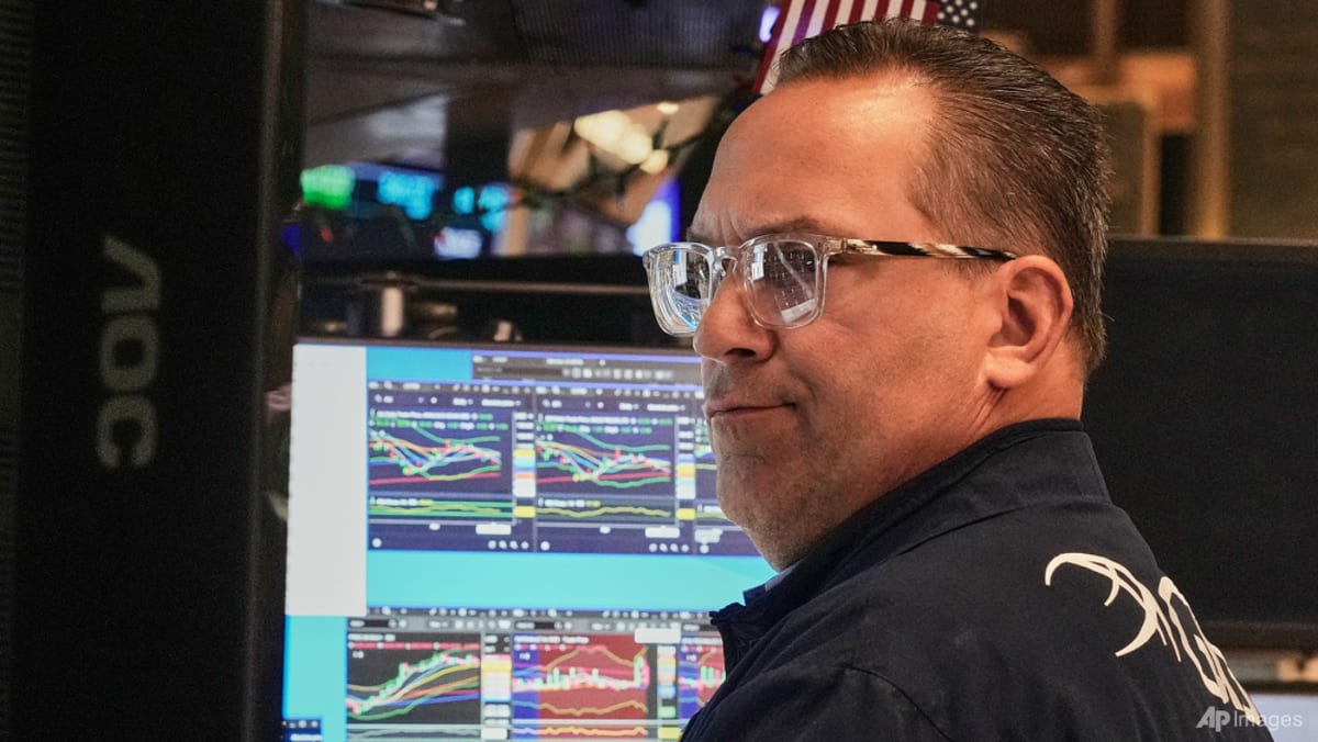 US stocks retreat amid renewed inflation concerns