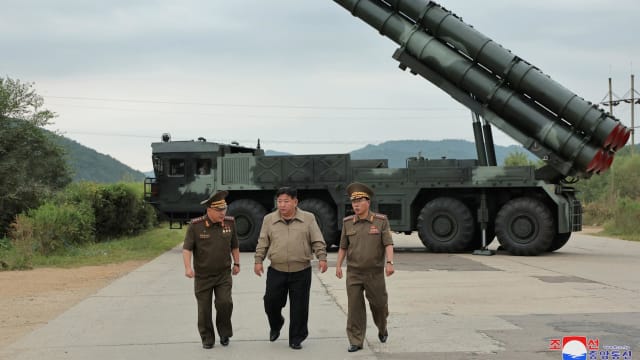 金正恩视察新型600毫米口径多管火箭炮发射器试射