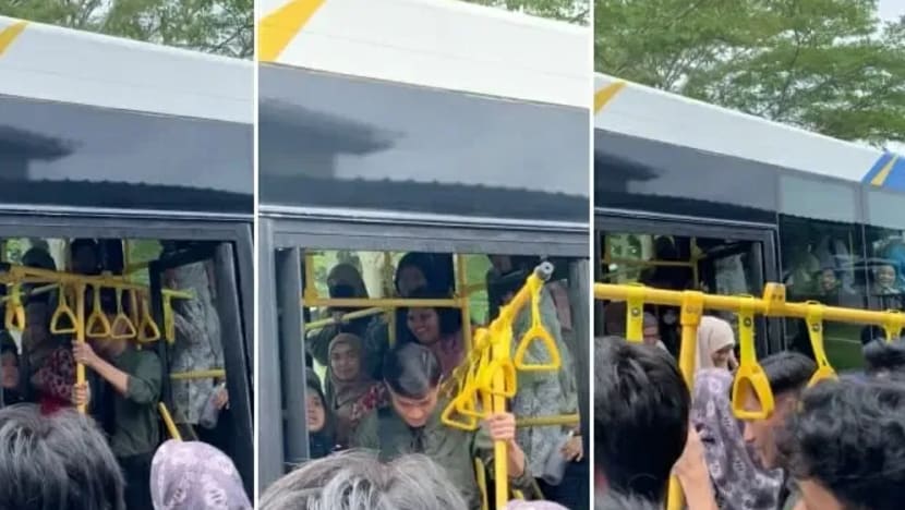 Sudah patah, mahasiswa di Msia ini selamba bawa sekali selusur turun bas 