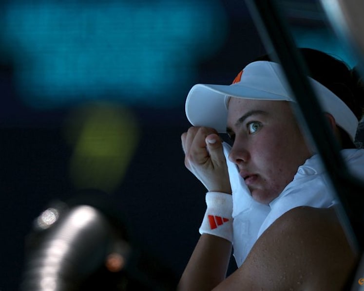Organisers invoke extreme heat policy on hottest day at Australian Open