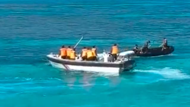 仁爱礁爆发冲突 中国海警指菲方先围顶冲撞