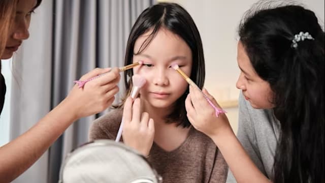 小女生爱漂亮 但沉迷护肤和化妆或导致美容焦虑症