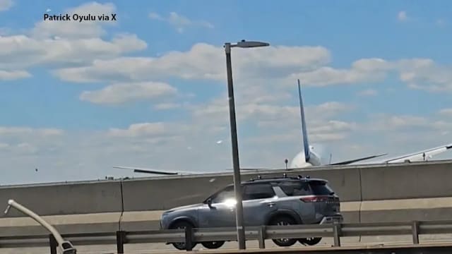 美联航客机降落撞灯柱 殃及行驶中集装箱拖车