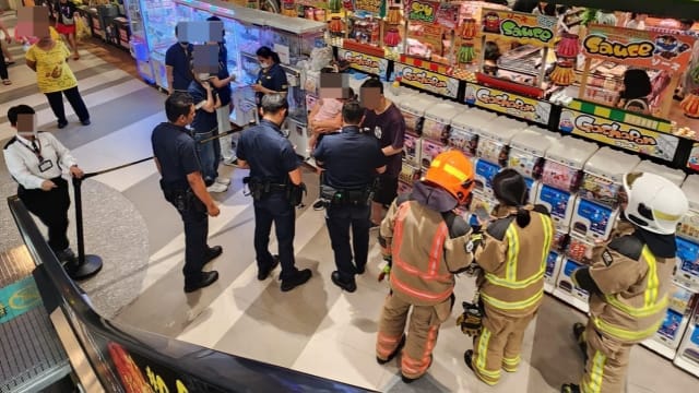 幼儿手臂卡在夹娃娃机 民防部队和警方到场支援