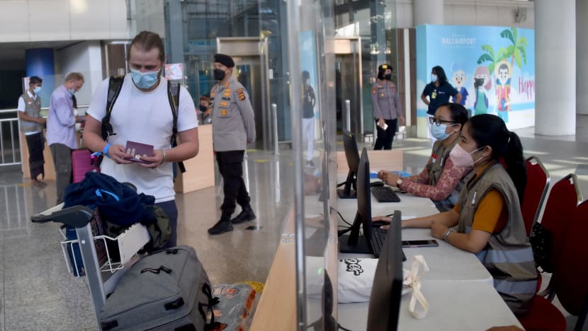 Pelawat sudah lengkap divaksin tidak perlu ujian COVID-19 masuk Indonesia Pelawat sudah lengkap divaksin tidak perlu ujian COVID-19 masuk Indonesia