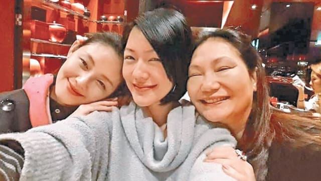 大S母亲二度崩溃　半夜心碎发文：心破了一个洞