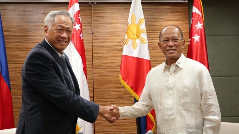 Singapore offers Philippines training, aircraft to combat Marawi fighters