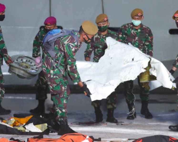 Indonesia divers resume sea search for crashed Sriwijaya Air's second black box