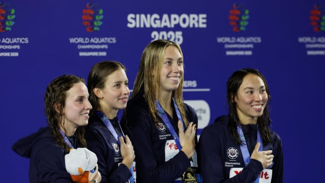 美国队女子4x100米混合泳接力项目 破世界纪录夺金
