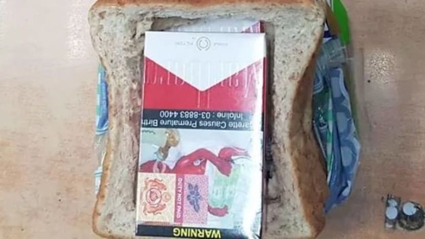 Lelaki ditangkap cuba seludup rokok dalam roti di Woodlands
