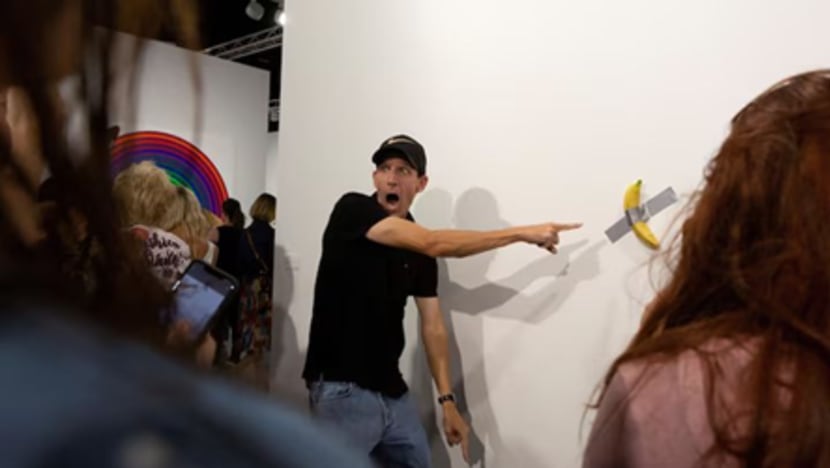 Ingin beli 100 ribu lagi buah pisang, miliarder tawarkan penjual pisang karya seni ditempel lakban