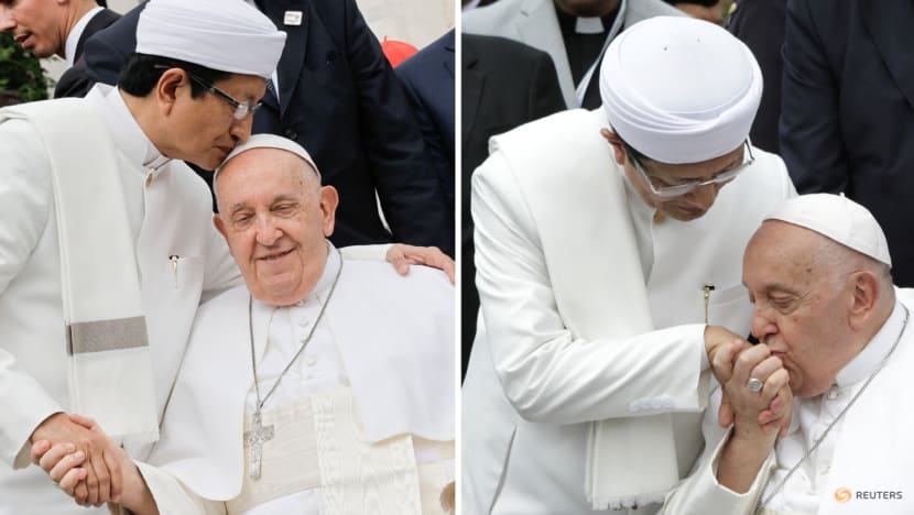 Ketika Imam Istiqlal kecup kening Paus Fransiskus, dibalas dengan cium tangan