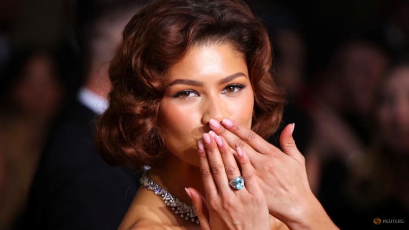 Zendaya kenakan cincin berlian di Golden Globes, sudah tunangan dengan Tom Holland?