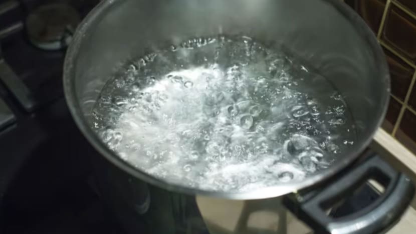 Wanita dikenakan probesen, simbah 4 anaknya dengan air panas