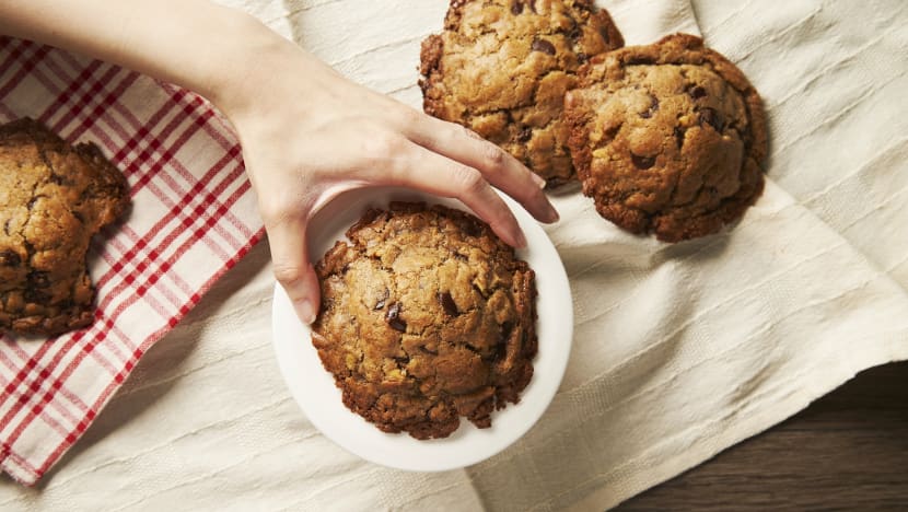 This Vegan Cookie Recipe From Cookie Monster's New Book Is Surprisingly Yummy