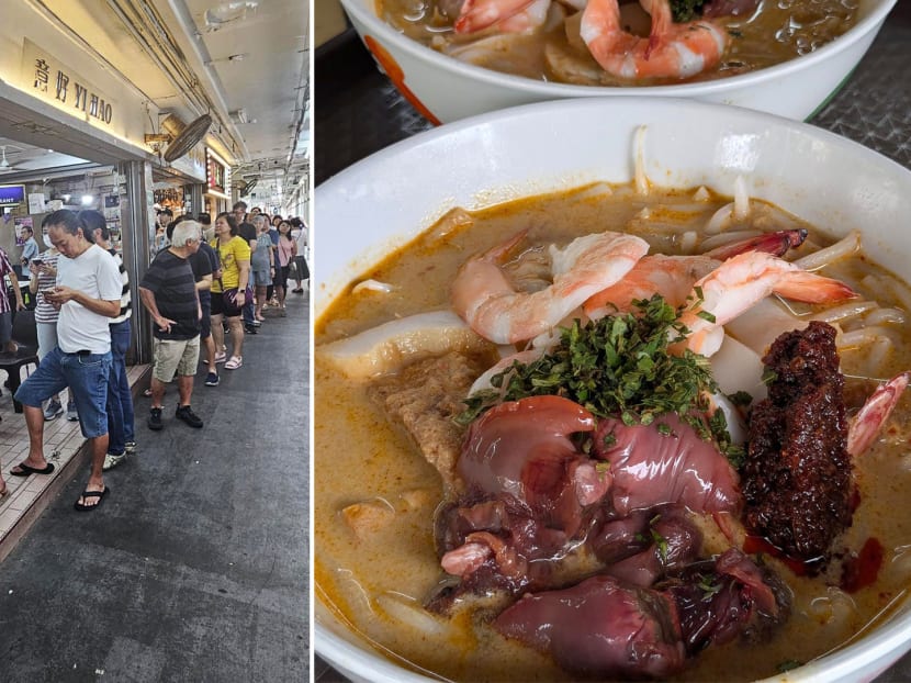Long queue as customers rush to popular XL cockles laksa stall before Toa Payoh relocation