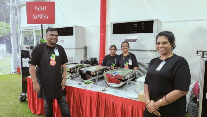 பதவியேற்புச் சடங்கு விருந்துக்கு வடை தயாரித்து வழங்கிய இந்தியர் - "உணவங்காடித் தொழிலுக்கு ஊக்கமளிக்கிறது" பதவியேற்புச் சடங்கு விருந்துக்கு வடை தயாரித்து வழங்கிய இந்தியர் - "உணவங்காடித் தொழிலுக்கு ஊக்கமளிக்கிறது"