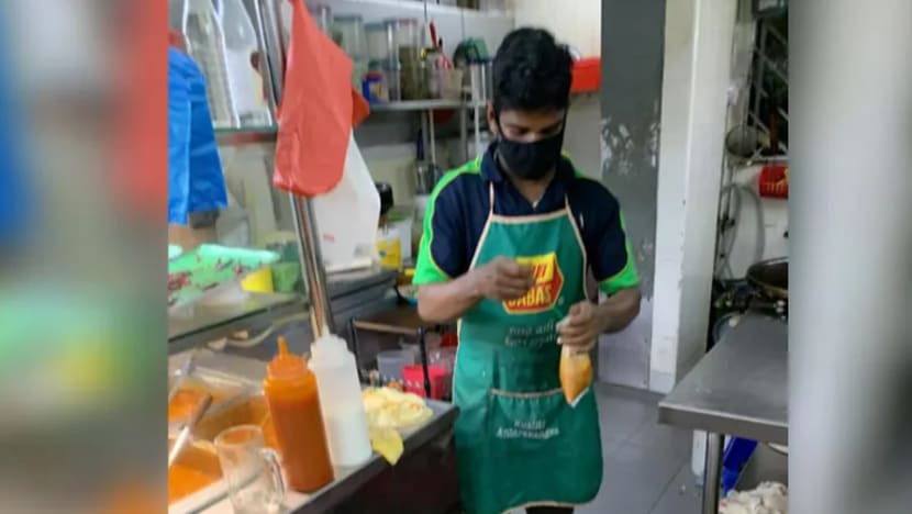 Pekerja asing di kedai kopi Tampines beri juadah buka puasa kepada penghantar makanan Pekerja asing di kedai kopi Tampines beri juadah buka puasa kepada penghantar makanan